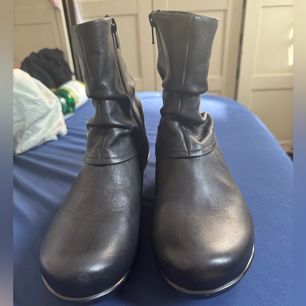 Abeo Jenna Black Leather Ankle Booties with Side Zip, Size 8.5